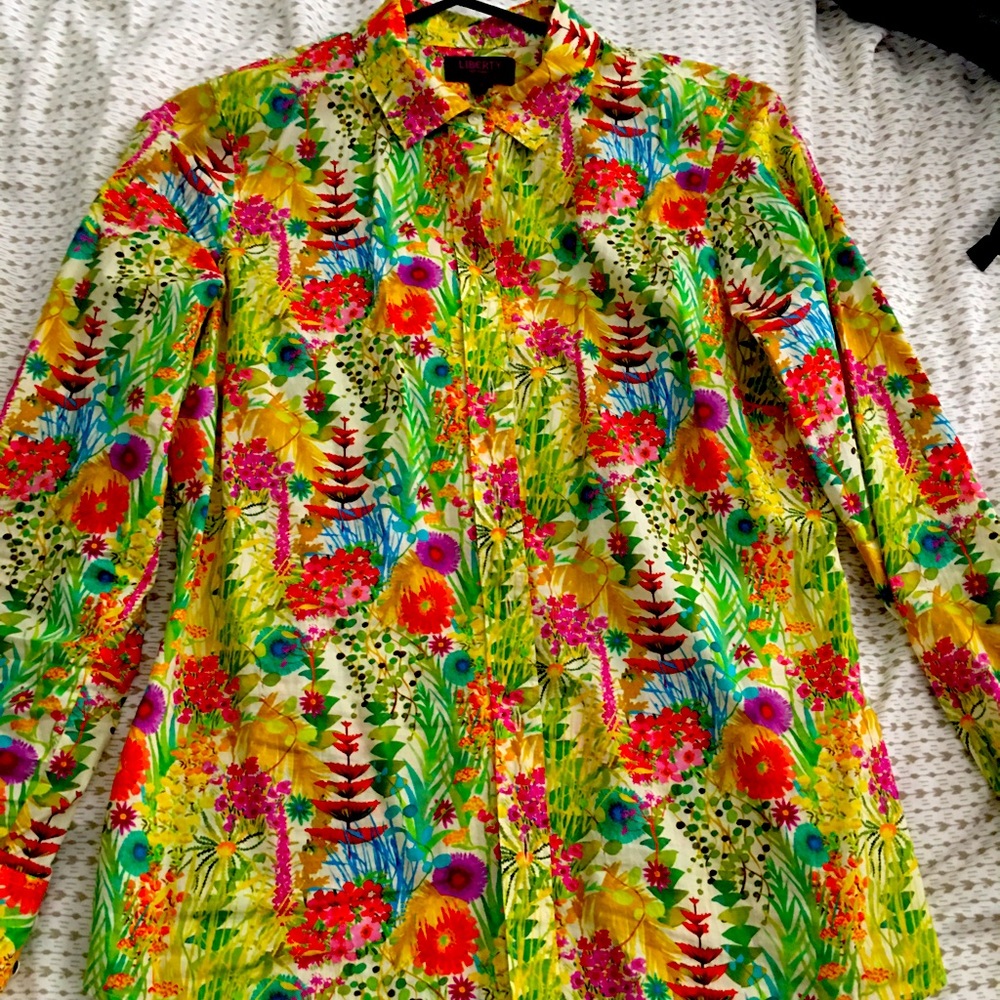 JCrew button down shirt. Beautiful bright color! Button cuffs and semi fitted